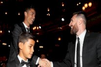 ميسي يفاجئ رونالدو ويصدم محمد صلاح