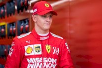 ميك شوماخر يختبر فيراري 2019 للمرة الأولى خلال تجارب في البحرين