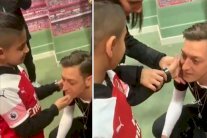 لفتة إنسانية من أوزيل تجاه مشجع أرسنال