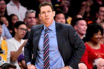 لوس أنجليس ليكرز يشكر مدربه وينهي عقده