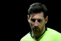 إصابة دموية تحرم برشلونة من جهود ميسي ضد هويسكا وبيكيه يحذر