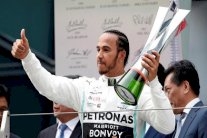 هاميلتون بطل السباق الألف ومرسيدس بهيمنة مطلقة