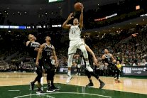 ميلووكي وهيوستن يواصلان انطلاقتهما القوية في البلاي أوف