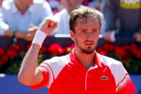 مدفيديف يقصي نيشيكوري ويتأهل إلى نهائي دورة برشلونة