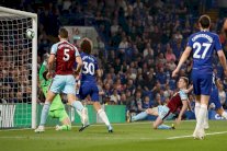 تشلسي في المركز الرابع مؤقتا بتعادل مع بيرنلي