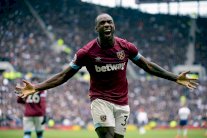 أنطونيو يقود وست هام لإلحاق الخسارة الأولى بتوتنهام بملعبه الجديد