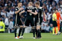 أياكس يهزم توتنهام في لندن ويخطو نحو النهائي