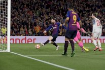 برشلونة يقسو على ليفربول بثلاثية ويضع قدما في النهائي