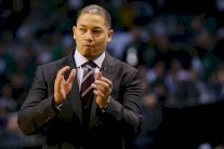 تعثر المفاوضات بين نادي ليكرز و المدرب تايرون لو