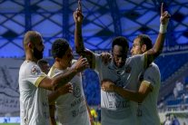 شباب الأهلي يشدد الخناق على الشارقة المتصدر في الدوري الإماراتي