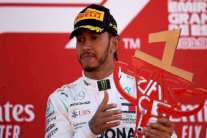هاميلتون يحذر من تأثير هيمنة مرسيدس على شعبية الفورمولا واحد