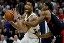 فوز افتتاحي لميلووكي على تورونتو بنكهة لوبيز