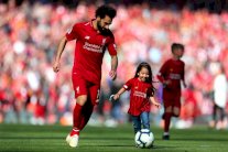 ابنة محمد صلاح نجمة احتفاله بالحذاء الذهبي الثاني