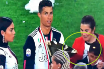 رونالدو يصيب نجله وخطيبته بالكأس أثناء احتفاله بلقب الدوري الإيطالي