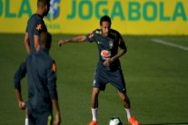 نيمار ترك التمرين بسبب ركبته مستبعدا