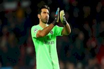 برشلونة يعرض على بوفون منصب الحارس الثاني للفريق