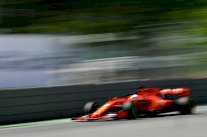 فيتل يتفوق على هاميلتون وينطلق من المركز الأول