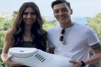 أوزيل يتبرع بألف عملية جراحية للأطفال في يوم زفافه