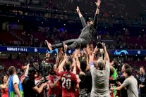 كلوب قابل الحياة بابتسامةٍ ردتها له بكأس