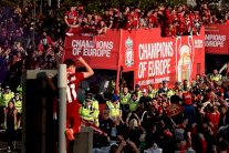 شوارع ليفربول تتحول إلى كرنفال أحمر احتفالا بالأبطال