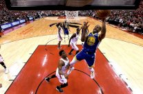 ووريرز ينتزع أفضلية الملعب من رابتورز بثلاثية إيغوودالا