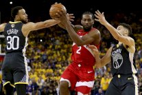 لينارد يضع رابتورز على بعد فوز من اللقب الحلم