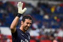 العروض الإيطالية تنهال على بوفون بعد إنفصاله عن باريس سان جيرمان