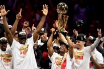 رابتورز ينزِل ووريرز عن عرشه ويتوج بلقبه الأول