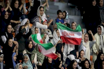 الاتحاد الدولي يحث إيران على ضمان دخول النساء إلى الملاعب