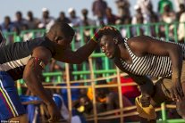 في السودان المصارعون يعودون إلى الحلبة رغم العنف