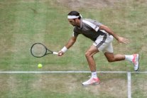 فيدرر يتخطى تسونغا وزفيريف إلى ربع نهائي دورة هاله رغم الإصابة