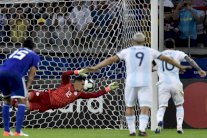 ركلة جزاء تنقذ الأرجنتين أمام الباراغواي وكولومبيا تهزم قطر وتتأهل