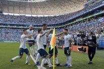 الأرجنتين تهزم قطر وترافق الأوروغواي والبيرو إلى ربع النهائي