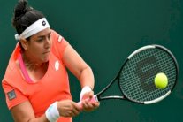 التونسية جابر تقصي كونتا وتبلغ ربع نهائي دورة إيستبورن