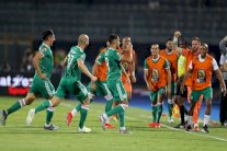 الجزائر تهزم السنغال وتعبر إلى ثمن النهائي وفوز تاريخي لمدغشقر