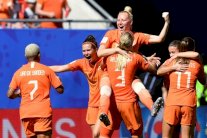 هولندا إلى نصف النهائي للمرة الأولى والسويد تقصي ألمانيا