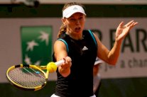 فوزنياكي إلى الدور الثاني في دورة إيستبورن بسهولة