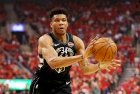 أنتيتوكونمبو وشقيقاه مع اليونان في بطولة العالم