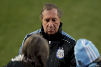 مدرب المنتخب الأرجنتيني بطل مونديال 1986 في وضع صحي حرج