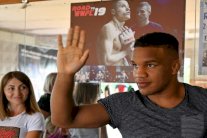 جان بيلينيوك رياضي أسود يترشح للبرلمان الأوكراني متحدياً العنصرية