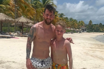 طفل بريطاني يحظى بفرصة اللعب مع ميسي على الشاطئ