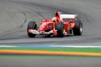 ميك شوماخر يقود سيارة والده أمام المشجعين الألمان