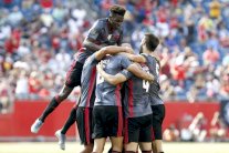 المغربي تاعرابت يقود بنفيكا للفوز على فريقه السابق ميلان