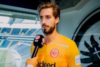 فرانكفورت يعيد الحارس الدولي تراب إلى صفوفه