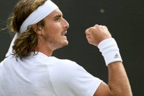 اليوناني تسيتسيباس يدخل نادي الخمسة الأوائل