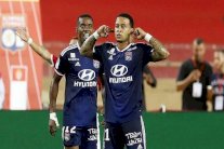 ليون يفتتح الموسم بثلاثية ضد موناكو المنقوص عدديا