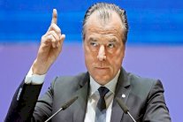 شالكه يوقف رئيسه ثلاثة أشهر على خلفية تصريحات عنصرية