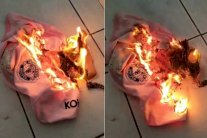 مشجع يحرق قميص مانشستر يونايتد احتجاجاً على تواضع التعاقدات الصيفية