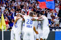 سداسية ليون تهديه صدارة الدوري الفرنسي مؤقتا