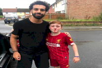 سر صورة محمد صلاح مع الطفل النازف من أنفه